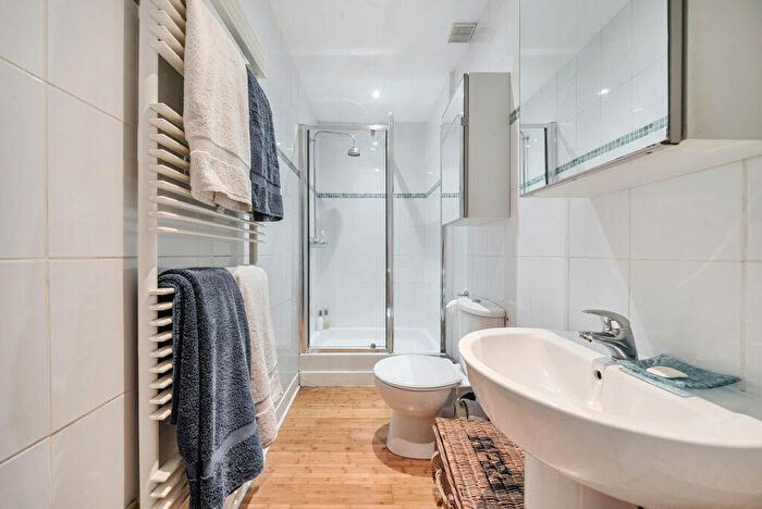 3 Bedroom Terraced House For Sale In Boundary Road, Woking, GU21
