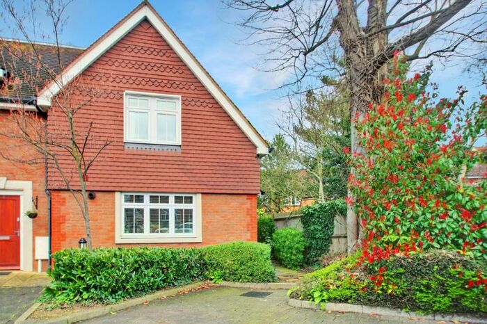 3 Bedroom End Of Terrace House To Rent In Chertsey, Surrey, KT16