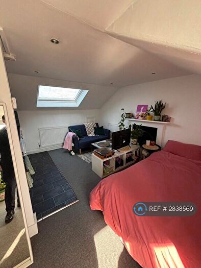 Studio To Rent In Battersea Park Road, London, SW11