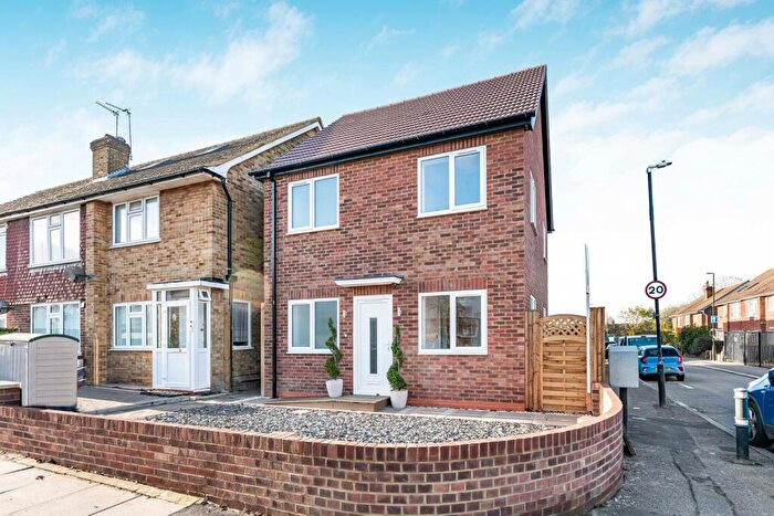 4 Bedroom Detached House For Sale In Wide Way, Mitcham, CR4