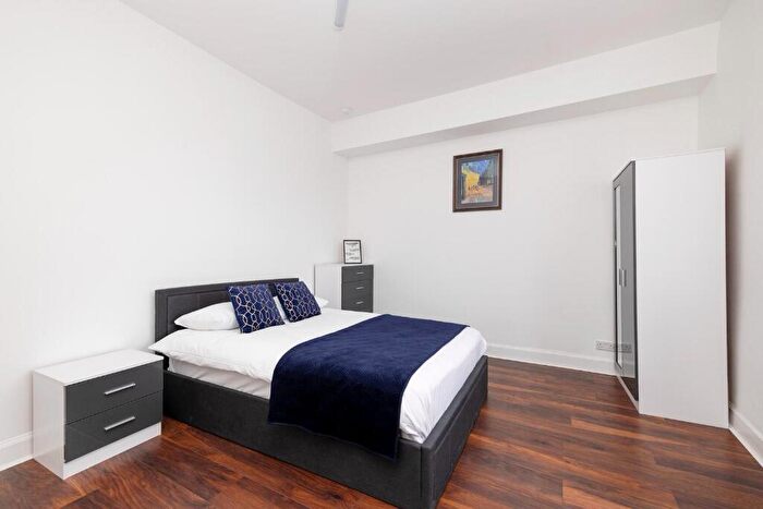 3 Bedroom Flat To Rent In Drummond Street, Old Town, Edinburgh, EH8