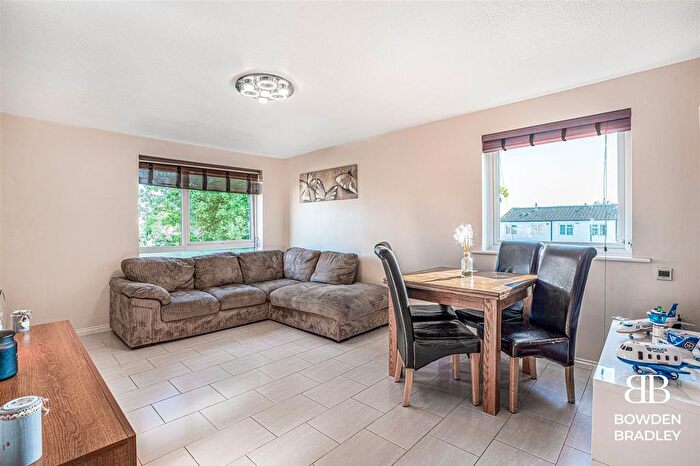 2 Bedroom Flat For Sale In Trotwood, Chigwell, IG7