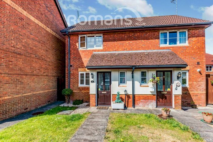 2 Bedroom End Of Terrace House To Rent In Parish Close, GU12