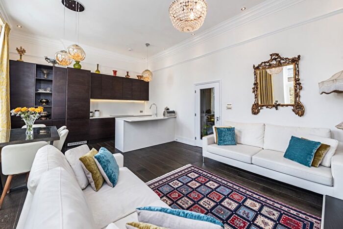 2 Bedroom Flat To Rent In Kensington Court, London, W8