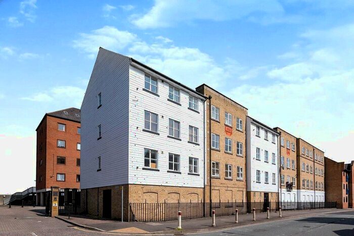 2 Bedroom Flat To Rent In West Street, Gravesend, Kent, DA11