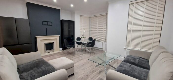 2 Bedroom Flat To Rent In Woodlands Road, Ilford, London, IG1