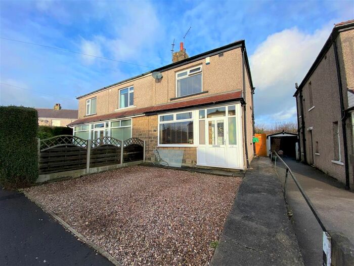 Houses for sale & to rent in HX3 7HU, Newlands Crescent, Northowram And
