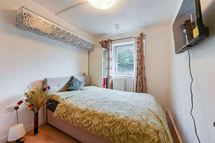 3 Bedroom Flat To Rent In Holly Court, Greenwich Millennium Village, London, SE10