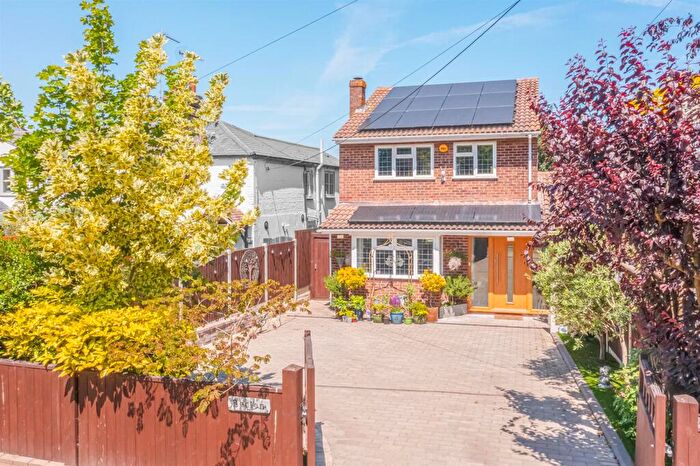 4 Bedroom Detached House For Sale In Mount Bovers Lane, Hockley, SS5