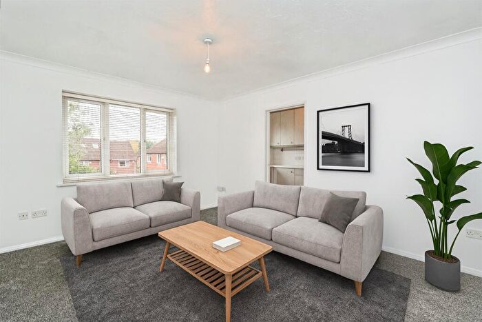 2 Bedroom Maisonette For Sale In Beacon Close, Rownhams, Southampton, SO16