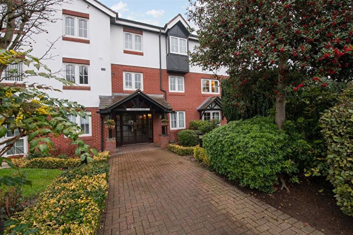 2 Bedroom Property For Sale In Avenue Road, London, N14