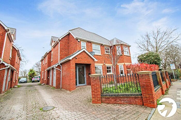 2 Bedroom Flat To Rent In Dashwood Road, Gravesend, Kent, DA11