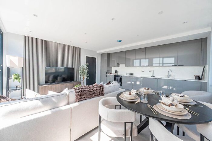 2 Bedroom Flat For Sale In Haredon House, North Cheam, Sutton, SM3