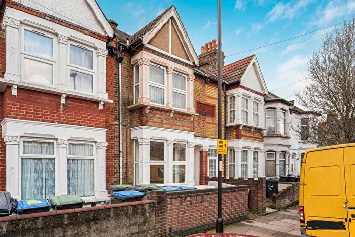 2 Bedroom Maisonette For Sale In Causeyware Road, London, N9