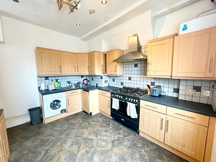 3 Bedroom Maisonette To Rent In Charteris Road, London, N4