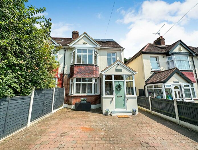 4 Bedroom Semi-Detached House For Sale In Chatham Road, Sandling, Maidstone, ME14
