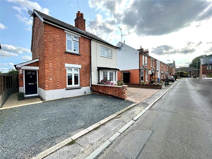 3 Bedroom Semi-Detached House For Sale In South Street, Farnborough, Hampshire, GU14