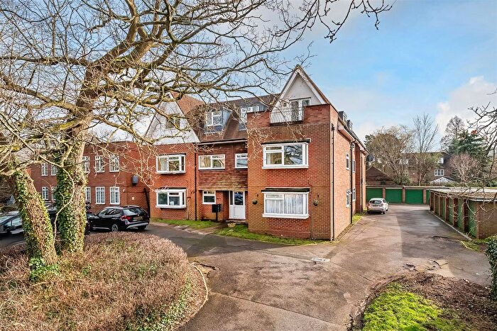 2 Bedroom Flat For Sale In Epsom Road, Leatherhead, KT22