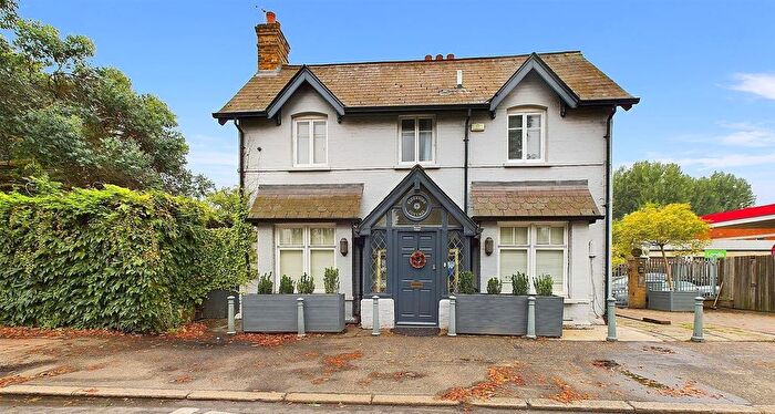 3 Bedroom Cottage To Rent In Hampton Court Road, East Molesey, KT8