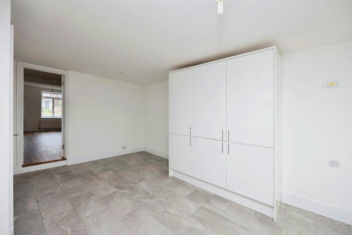 3 Bedroom End Of Terrace House For Sale In Leylands Road, Burgess Hill, RH15