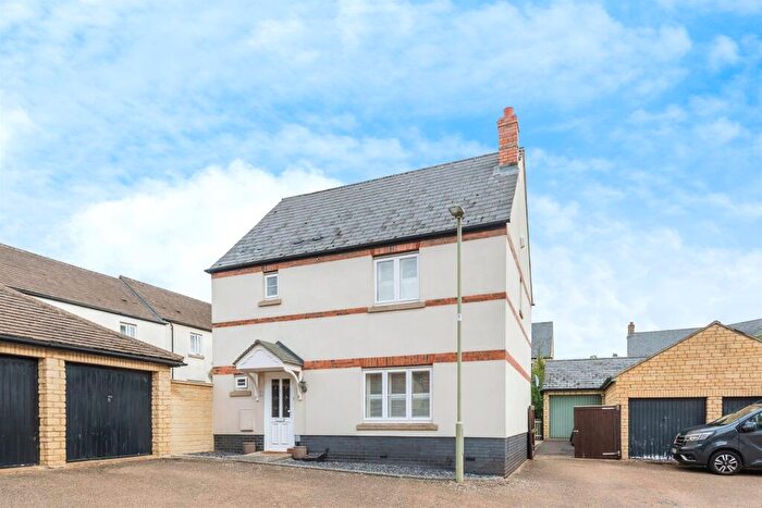 3 Bedroom Detached House For Sale In Magnolia Way, Carterton, OX18