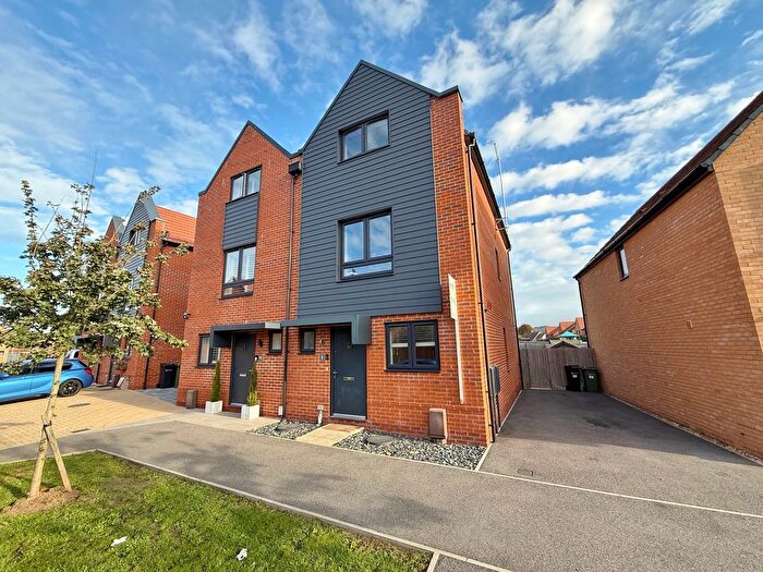 3 Bedroom Semi-Detached House For Sale In Chalk Way, Drayton, PO6