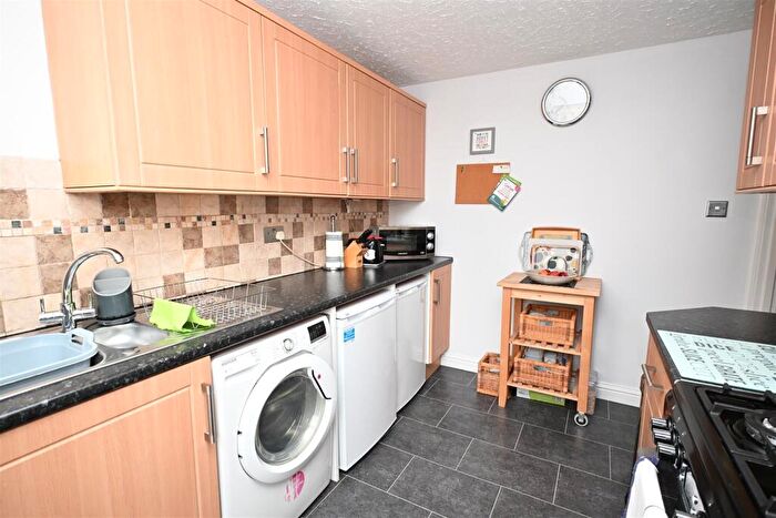 2 Bedroom Maisonette For Sale In Elgar Close, Brighton Hill, Basingstoke, RG22