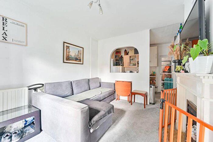 2 Bedroom Flat To Rent In Dunstans Road, East Dulwich, London, SE22