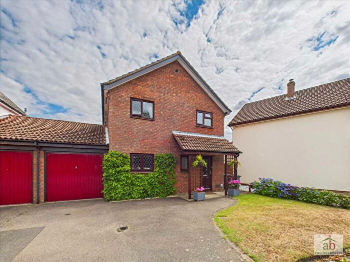 3 Bedroom Link Detached House For Sale In Broomfield, Martlesham Heath, IP5
