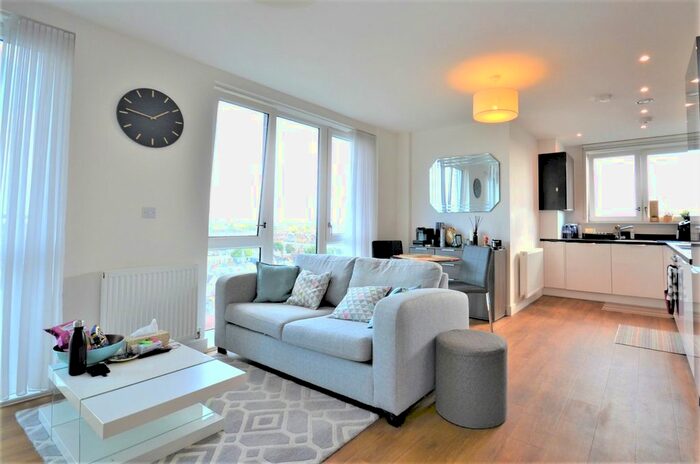 2 Bedroom Flat To Rent In Colonnade Gardens, London, W3