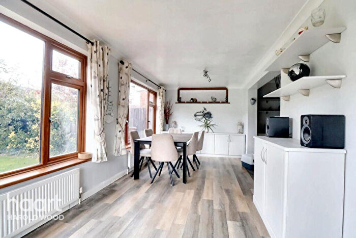 4 Bedroom Semi Detached House For Sale In Chelsworth Close, Romford, RM3