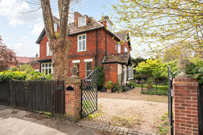 3 Bedroom Flat For Sale In Devonshire Road, Weybridge, KT13