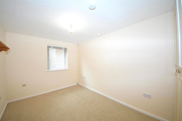 1 Bedroom Apartment For Sale In Stokes Court, East Finchley, N2