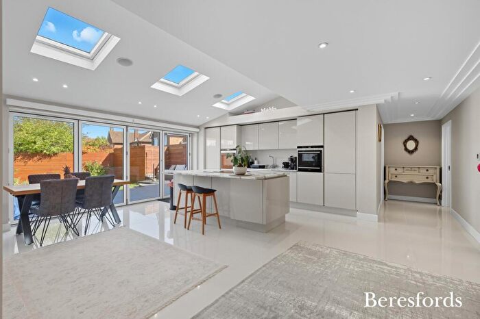 3 Bedroom Semi Detached House For Sale In Avon Road, Upminster, RM14