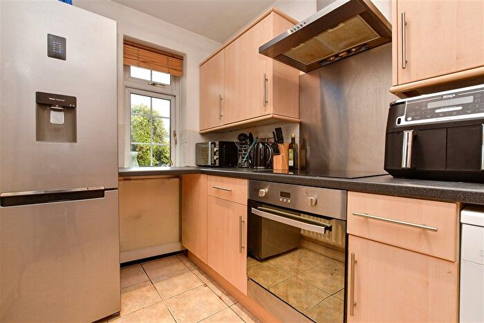 2 Bedroom Flat For Sale In Brighton Road, Lower Kingswood, Tadworth, Surrey, KT20