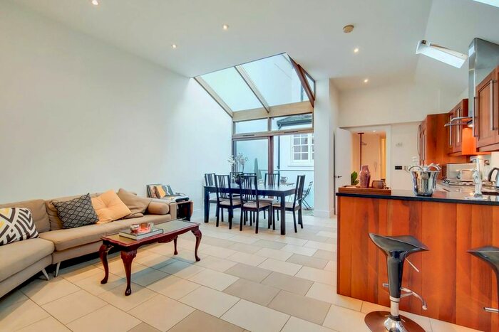 2 Bedroom Flat To Rent In Old Brompton Road, Earls Court, London, SW5