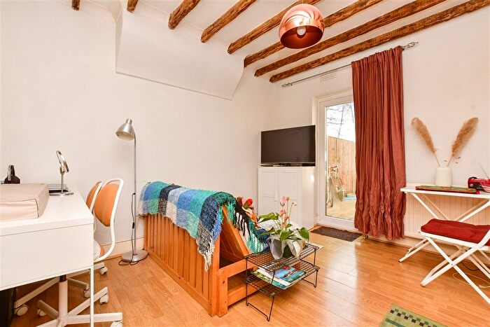 1 Bedroom Flat For Sale In Carshalton Road, Mitcham, Surrey, CR4