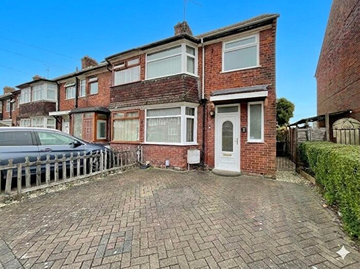 2 Bedroom End Of Terrace House For Sale In Gardenia Avenue, Luton, Bedfordshire, LU3