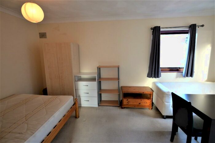 Studio To Rent In Saunders Ness Road, London, E14