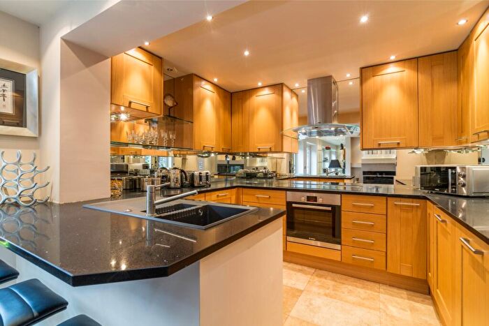 2 Bedroom Apartment To Rent In Castle Boulevard, Nottingham, Nottinghamshire, NG7