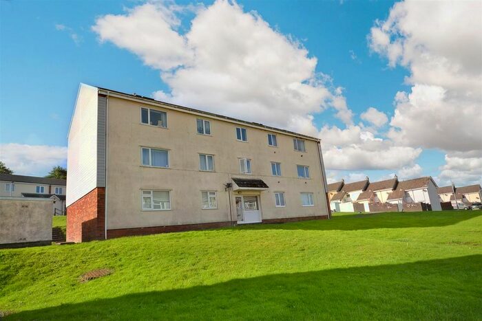 2 Bedroom Flat To Rent In Curlew Close, Haverfordwest, SA61