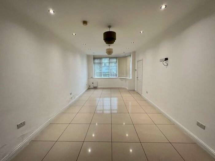 4 Bedroom Semi-Detached House To Rent In Bradford Road, Stanningley, Pudsey, LS28