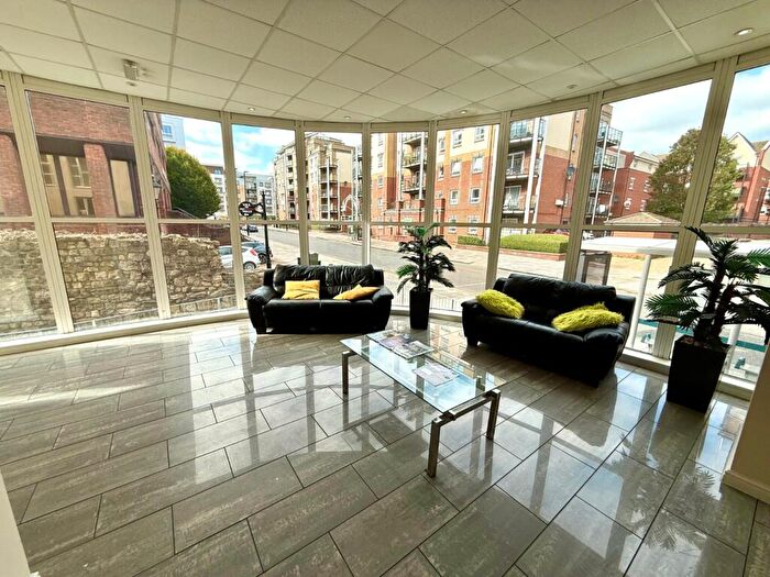 2 Bedroom Flat To Rent In Lower Canal Walk, Southampton, Hampshire, SO14