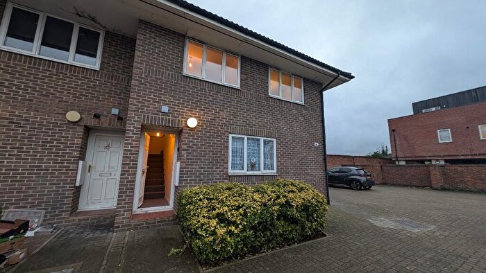 2 Bedroom Flat To Rent In Island Farm Road, West Molesey, Surrey, KT8