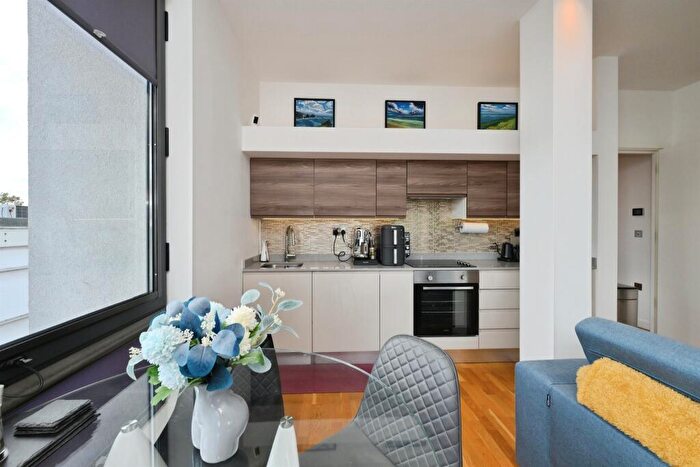 1 Bedroom Flat For Sale In High Road, Broxbourne, EN10