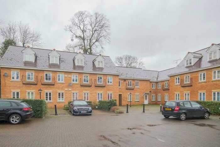 3 Bedroom Flat To Rent In Village Mews, Cheltenham, GL51