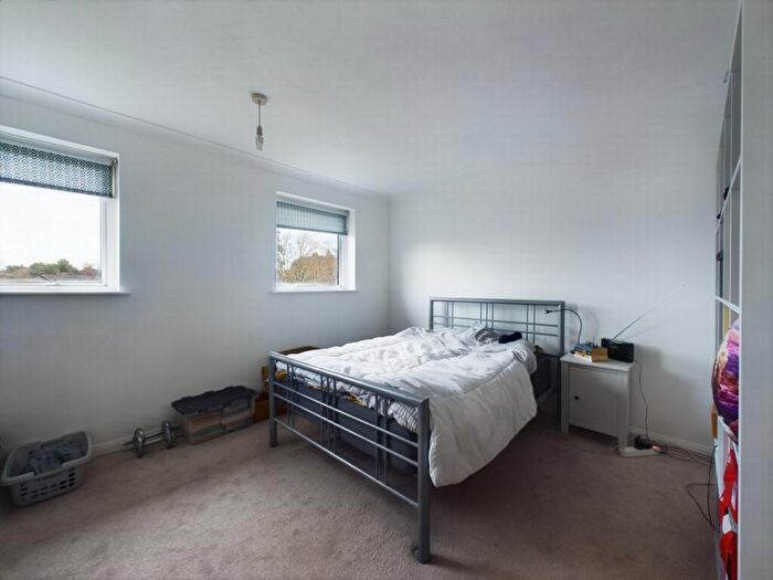 2 Bedroom Flat For Sale In Queens Court, Haywards Heath, RH16