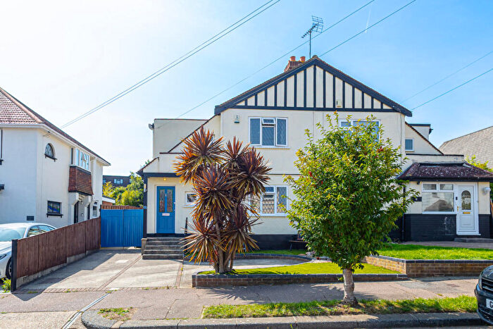 3 Bedroom Semi-Detached House For Sale In Ellenbrook Close, Leigh-on-sea, SS9