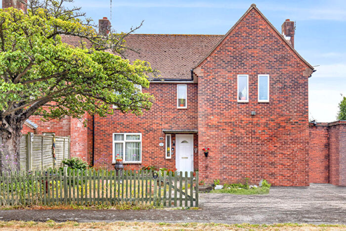 4 Bedroom Link Detached House For Sale In Gibson Road, Chichester, PO20