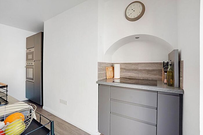 6 Bedroom Terraced House For Sale In Albany Terrace, Chatham, ME4